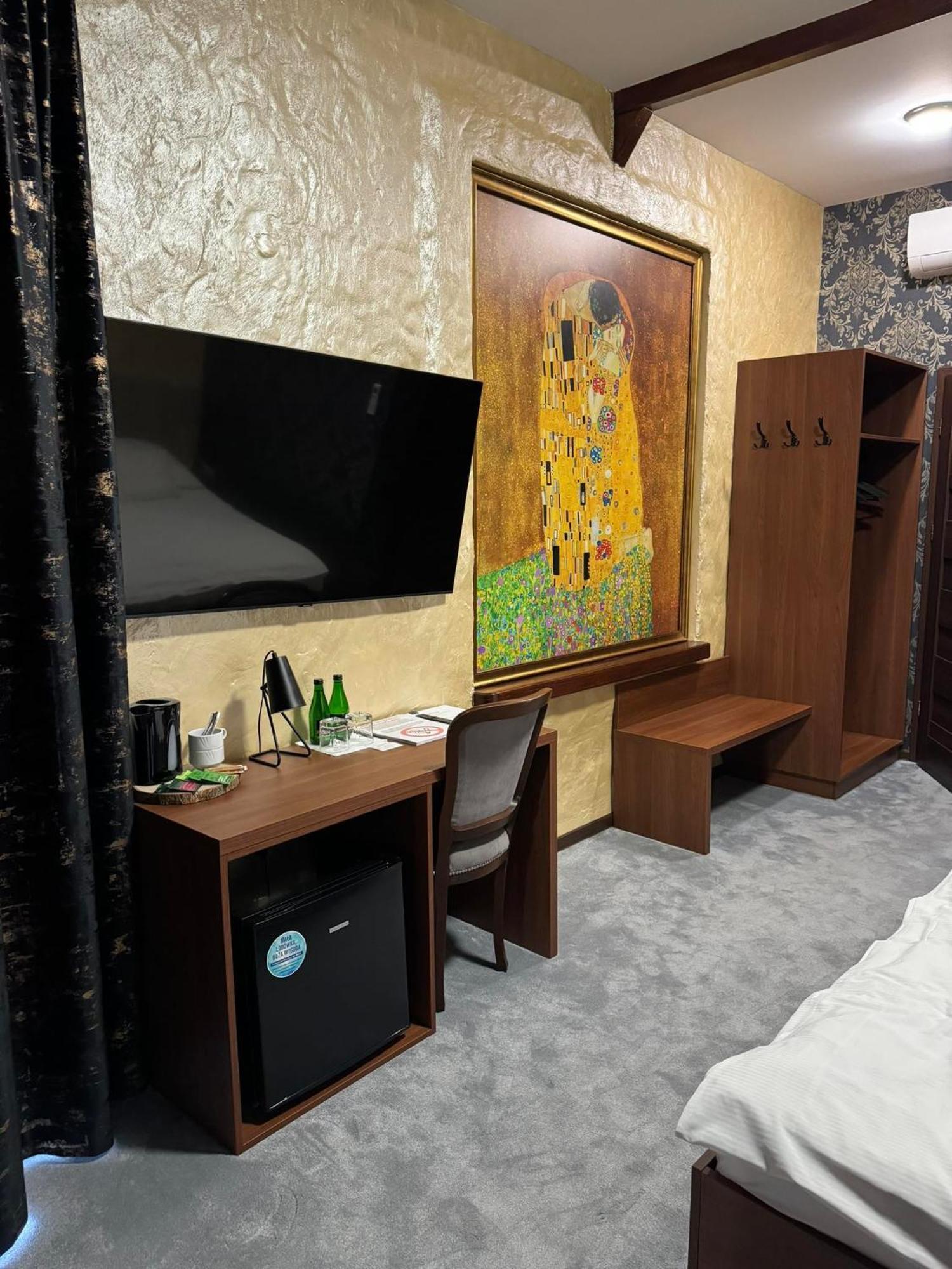 Hotel Palacyk Konin エクステリア 写真